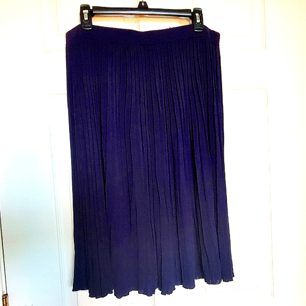 T Tahari Navy Pleated Pull-On Skirt (Plus Size) - Picture 3 of 5